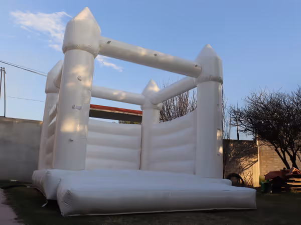 Castillo Blanco inflable INFLAPY - Inflable elegante 6x5 m para bodas XV años y eventos formales CDMX