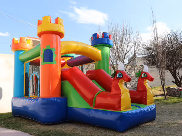 Renta brincolin dragones rojos CDMX - Castillo inflable con dos dragones para fiestas infantiles