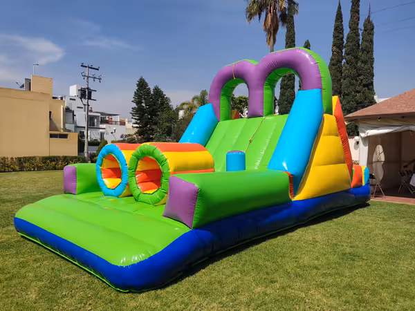 Inflable Extremo INFLAPY en jardín con palmeras - Circuito de obstáculos 7x4 m renta CDMX