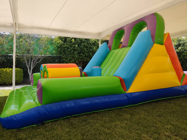 Inflable extremo con túnel de obstáculos para eventos corporativos team building