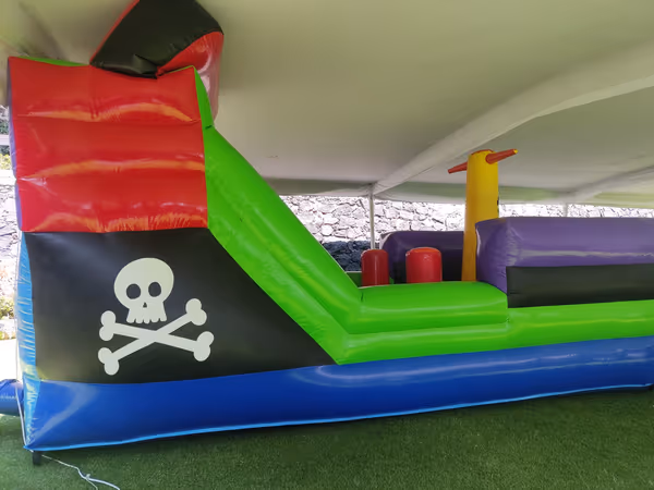 Barco Pirata: inflable grande de 7x5 m con mástil, velas y tobogán de alta velocidad