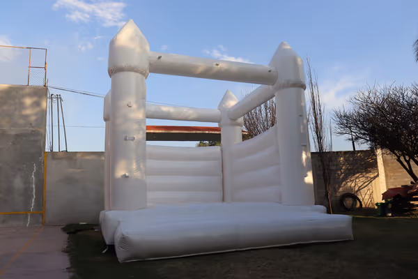 Castillo blanco inflable gigante elegante para eventos en CDMX