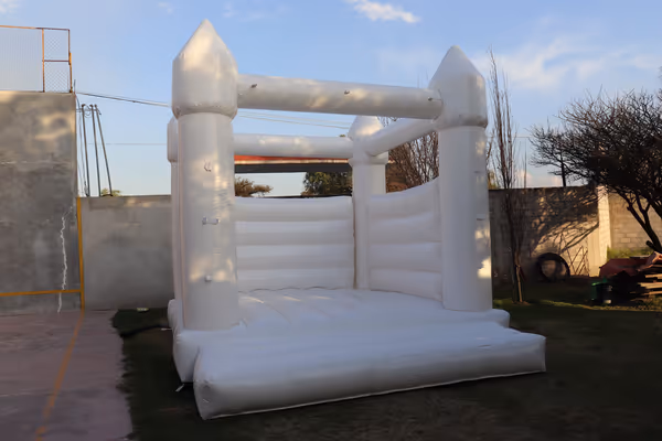 Castillo blanco inflable decorado para fotos espectaculares en eventos
