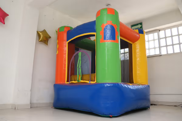 Mini castillo inflable limpio y sanitizado listo para fiesta infantil