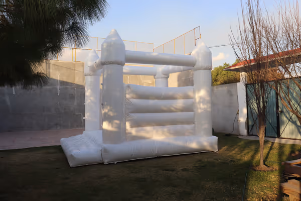 Inflable blanco para bautizo o primera comunión en salón de eventos CDMX
