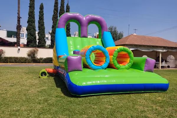 Extremo: circuito inflable de 7x4 m con muros para escalar, túneles y resbaladilla final