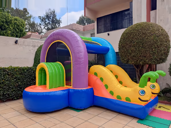 Inflable de gusanitos en cumpleaños infantil en casa CDMX