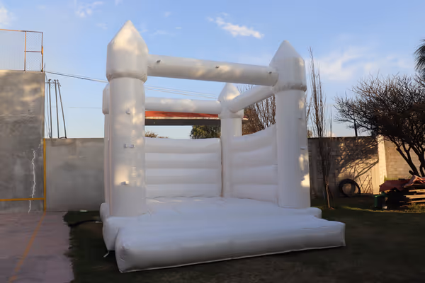 Castillo Blanco: inflable elegante de 6x5 m en blanco entero, ideal para bodas y eventos formales