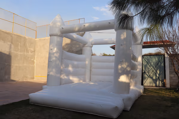 Castillo Blanco instalado en jardín de hacienda para boda en CDMX