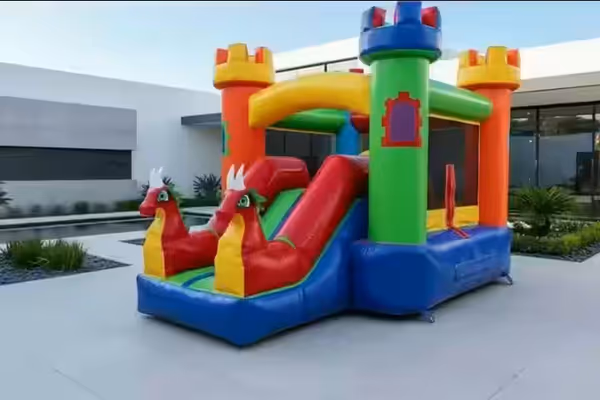 Castillo de dragones inflable instalado en jardín residencial CDMX
