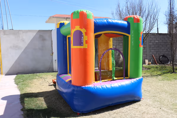Mini castillo inflable instalado en edificio residencial de CDMX
