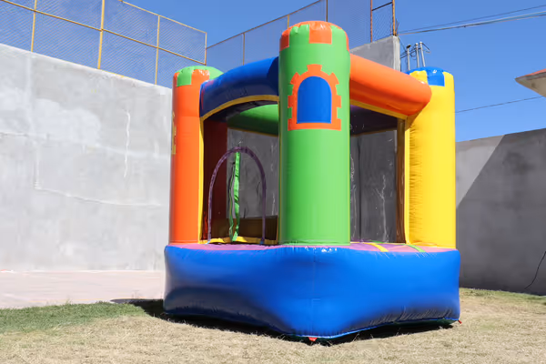 Mini castillo inflable rentado para fiesta de primer cumpleaños en CDMX