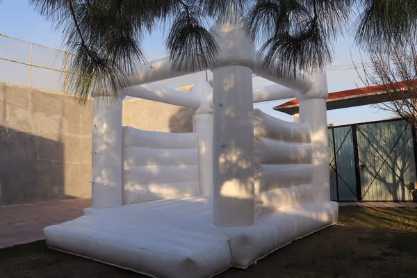 Castillo Blanco inflable sanitizado para boda en CDMX