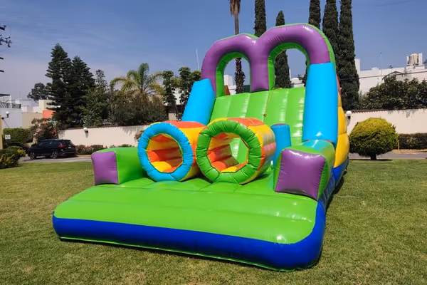 Circuito de obstáculos inflable extremo para evento escolar en CDMX