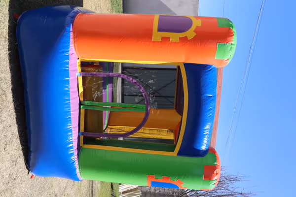 Mini castillo inflable instalado en departamento de CDMX