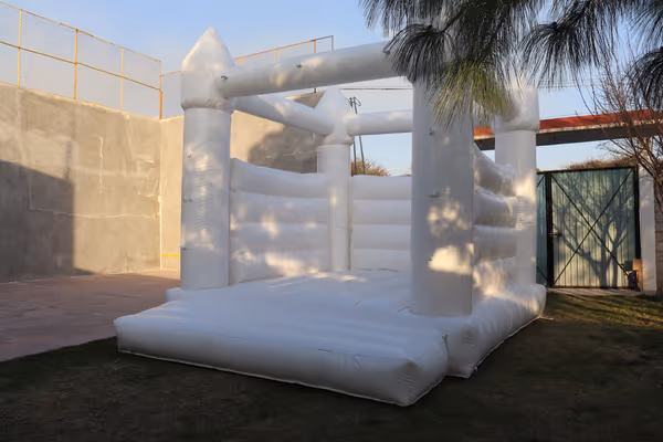 Castillo Blanco inflable como backdrop fotográfico en boda CDMX