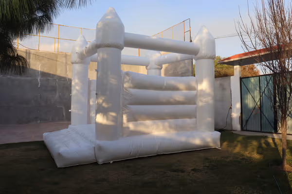 Castillo Blanco inflable en salón de eventos para boda en CDMX
