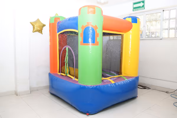 Mini castillo inflable instalado en terraza pequeña para evento infantil