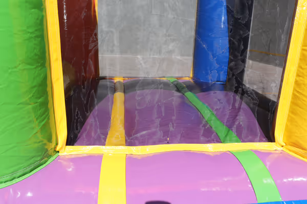 Mini castillo inflable instalado en sala de departamento en CDMX