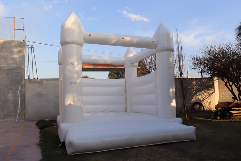 Castillo Blanco inflable grande 6x5 m — renta para bodas y eventos formales CDMX