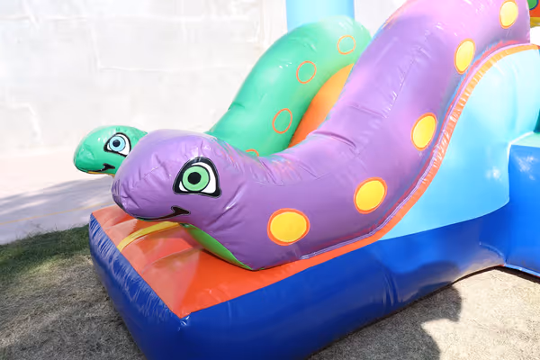 Inflable mediano en área común de condominio para fiesta infantil CDMX