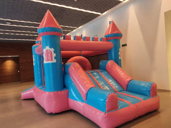 Inflable mediano de princesas instalado en patio de casa en CDMX