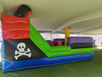 Barco Pirata lateral con calavera y tobogán CDMX