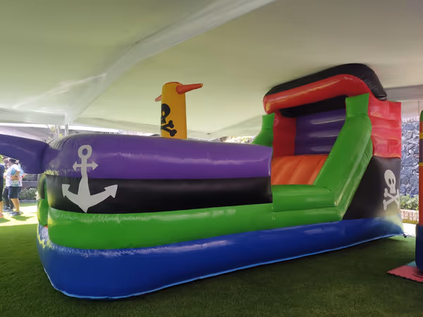 Inflable barco pirata gigante para fiesta patronal con cientos de niños
