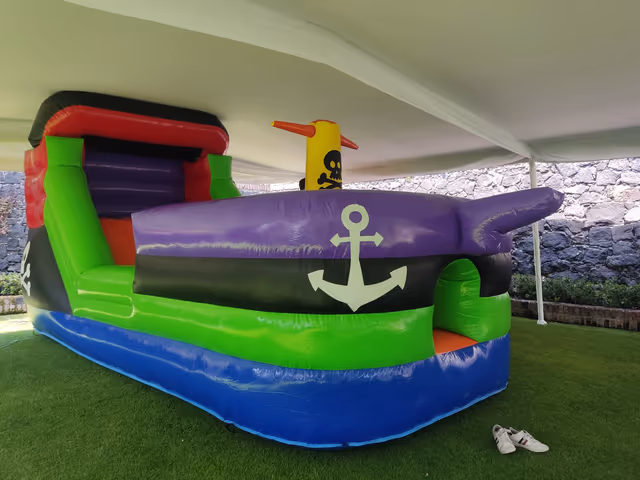 Barco Pirata - Inflable grande con tobogán