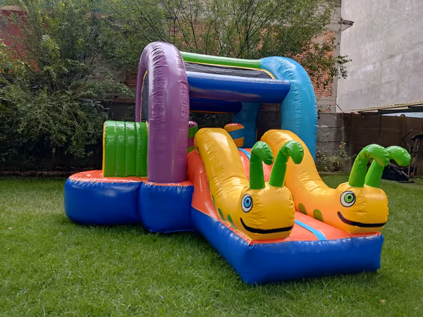 Inflable mediano de gusanitos en fiesta de cumpleaños infantil en CDMX