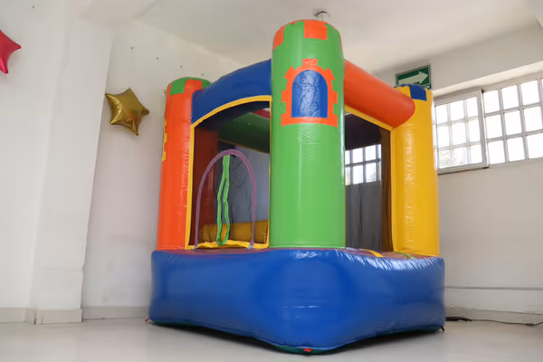 Mini castillo inflable con colores vibrantes que estimulan a los bebes