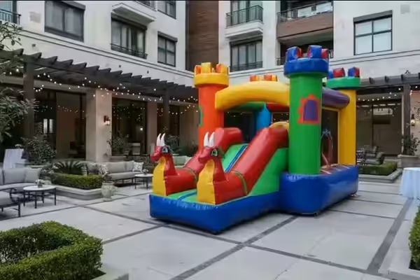 Castillo de dragones inflable mediano para eventos temáticos en CDMX