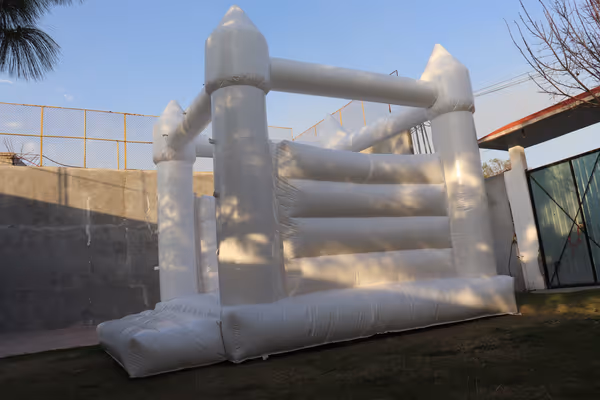 Zona infantil con Castillo Blanco INFLAPY en boda grande CDMX