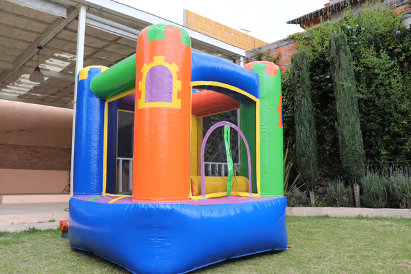 Mini castillo inflable instalado en salon interior para fiesta sin importar el clima