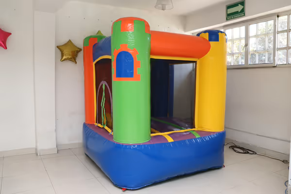 Mini castillo inflable colorido en interior para fiesta en temporada de lluvias