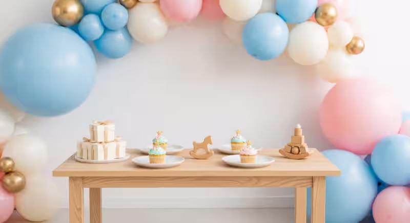 Celebración familiar con inflable en tonos suaves