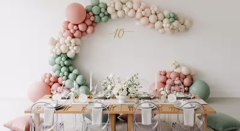 Decoración minimalista de mesa de dulces para boda en CDMX