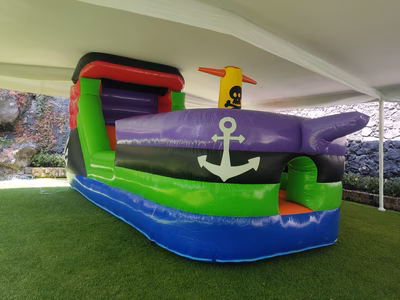 Barco Pirata inflable CDMX - Perfil lateral completo con ancla y decoración pirata en jardín