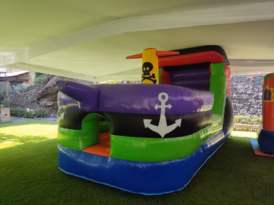 Renta Barco Pirata inflable jardín CDMX - Vista frontal-izquierda con ancla lista para evento