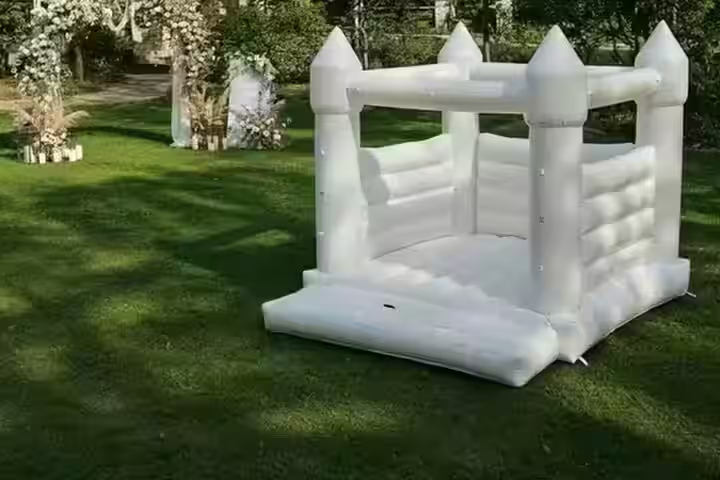Inflable Castillo Blanco - Con arco floral para bodas CDMX