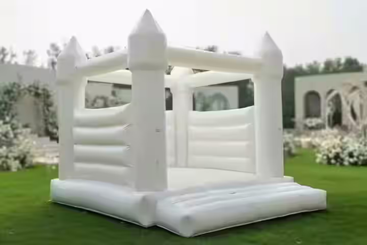 Renta Castillo Blanco inflable - Evento elegante en campo