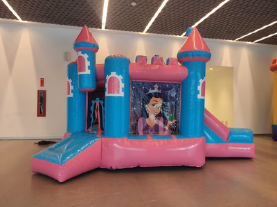 Castillo de Princesas con resbaladilla rosa - Vista lateral tobogán integrado para fiestas infantiles CDMX