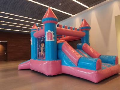 Área de salto Castillo Princesas CDMX - Vista perfil lateral completo brincolin instalado en evento