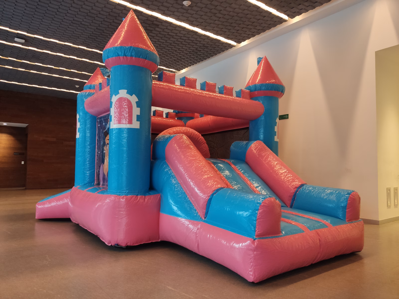 Salón Pingoliros Nezahualcóyotl fiestas infantiles colorido con inflable INFLAPY instalado