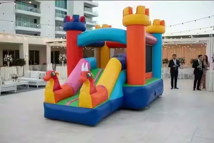 Castillo dragones inflable iluminado de noche en evento CDMX