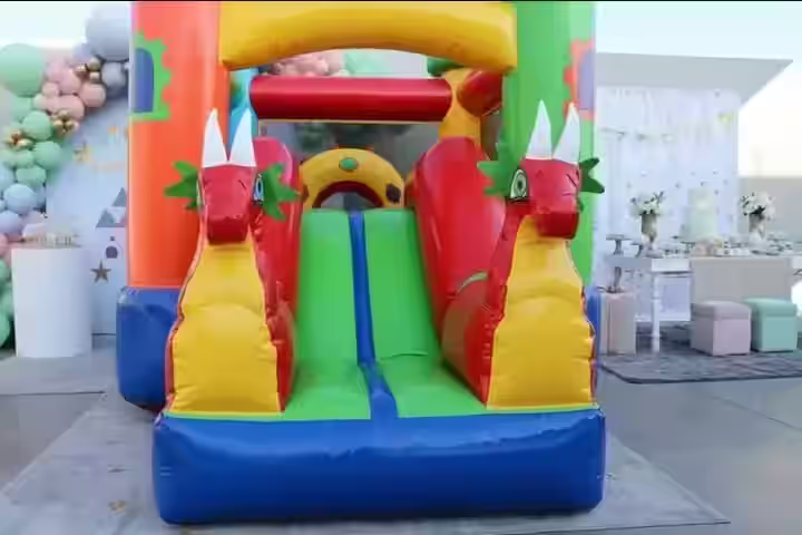 Castillo dragones rojos inflable frontal con resbaladilla y túnel para niños