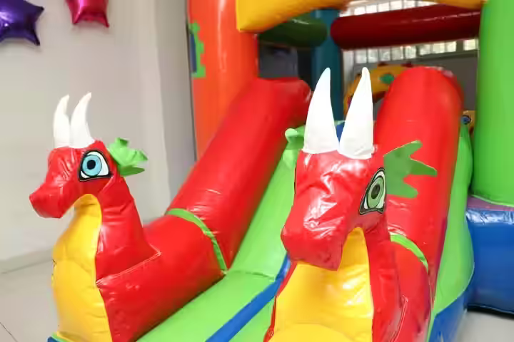 Vista lateral del Dragones Rojos rojos inflable con diseño de batalla