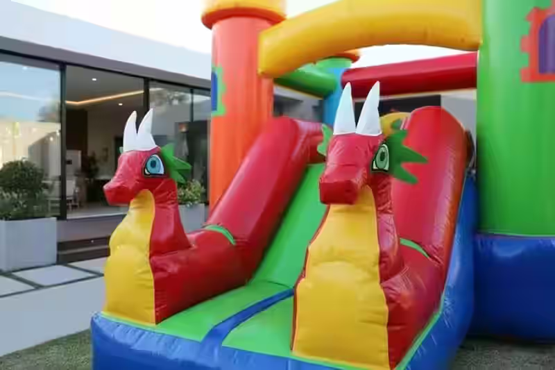 Renta inflable con resbaladilla Dragones Rojos - Tobogán inflable fiestas infantiles CDMX