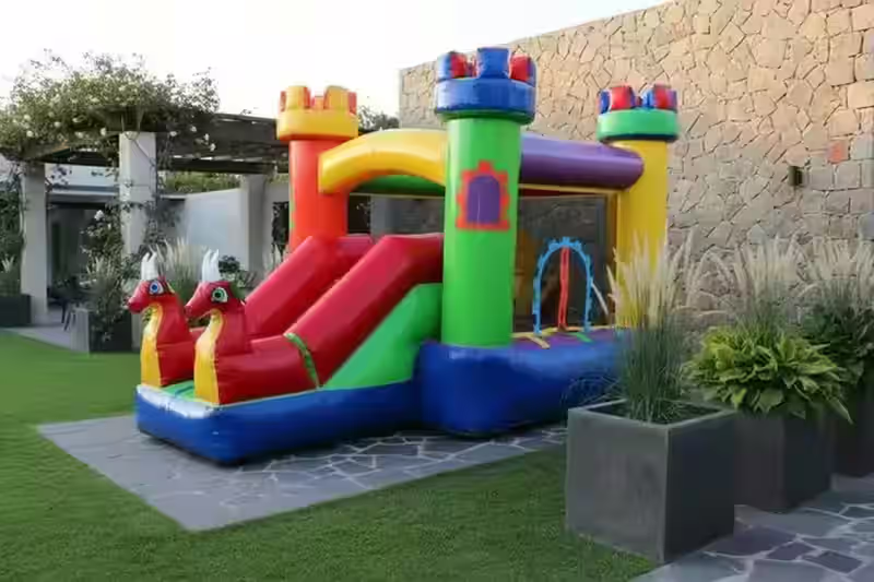 Castillo inflable Dragones Rojos renta - Torres coloridas inflable fiestas CDMX Estado de México