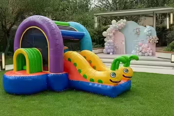 Inflable gusanos coloridos para renta - Detalle gusanitos castillo inflable Ciudad de México